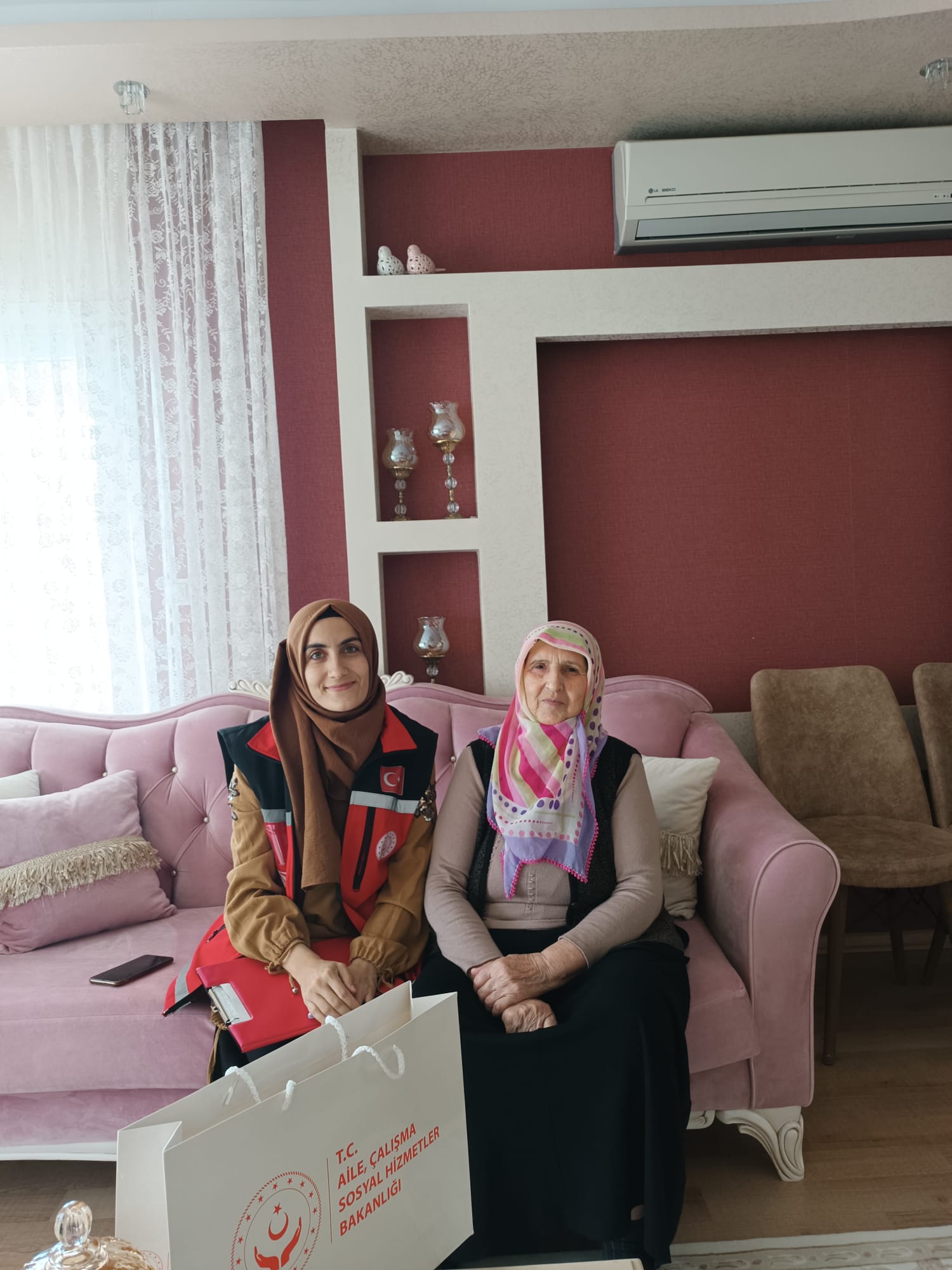 Yenişehir Sosyal Hizmet Merkezimiz Aziz şehitlerimizin kıymetli ailelerini ziyaret etti.