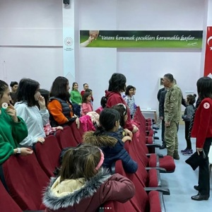 Tugay Komutanı Mehmet Fatih ÖREN ile eşi Ayben ÖREN, çocuklarımızı ziyaret etti. - fotoğraf 4