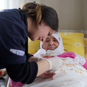 Bakanımız Derya Yanık: “1 milyar 885 milyon TL Evde Bakım Yardımı’nı hesaplara yatırmaya başladık” - fotoğraf 1