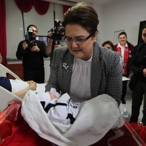 Aile ve Sosyal Hizmetler Bakanımız Derya Yanık Yeni Yılın İlk Bebeklerini Ziyaret Etti - fotoğraf 4
