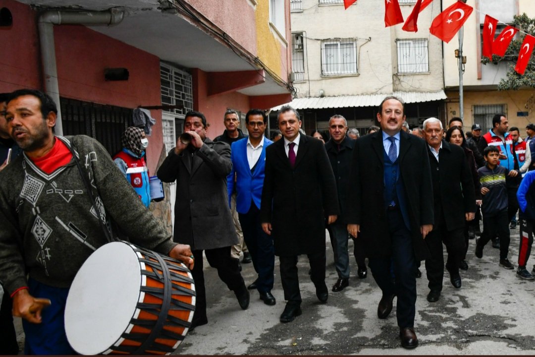 Valimiz Sn.Ali Hamza Pehlivan'ın da katılımıyla Toroslar Alsancak Mahallesinde roman vatandaşlarımız ile bir araya geldik. 