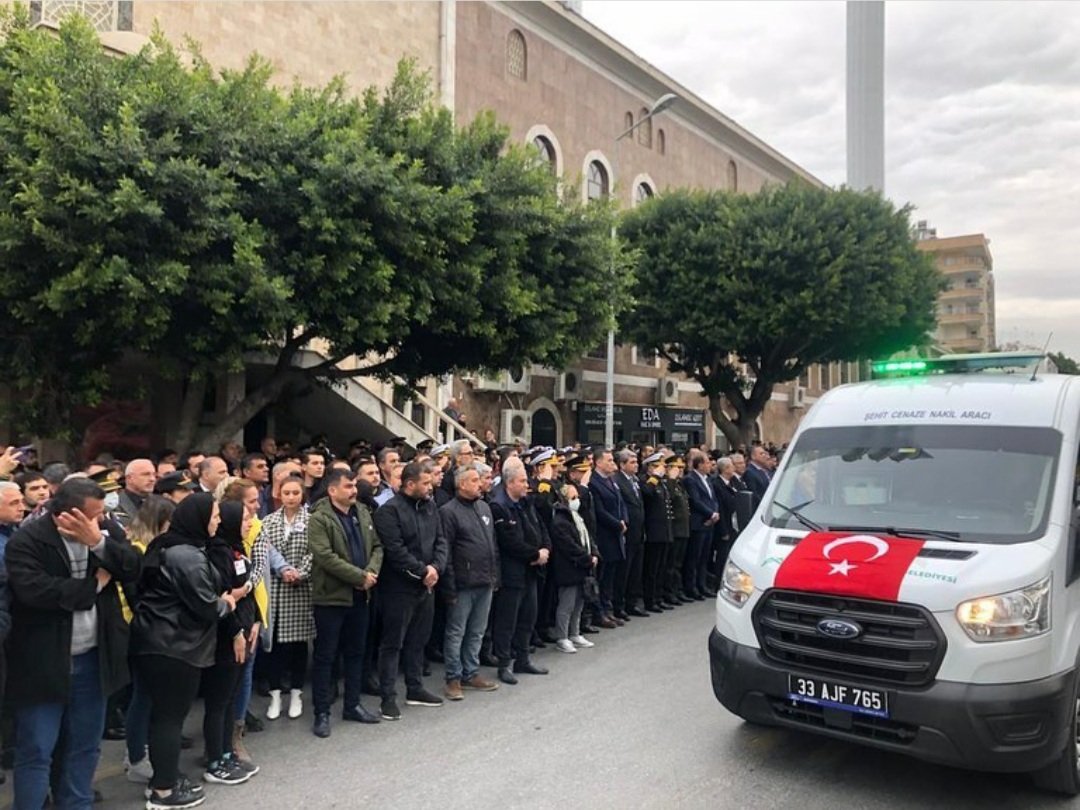 Fırat Kalkanı harekat bölgesinde gerçekleşen havan saldırısı sonucunda şehit olan kahraman Mehmetçiğimiz Tnk.Uzm.Çvş. Selçuk Kurt'u Toroslar İlçemizde dualarla Hakk'a uğurladık. Ruhu şad olsun.
