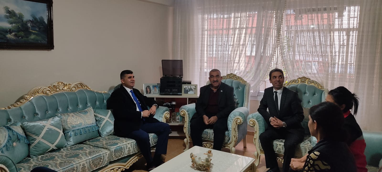 Akdeniz SHM, İlçe Kaymakamımızın katılımıyla kahraman şehitlerimizin bizlere emaneti çok kıymetli ailelerini ziyaret etti.
