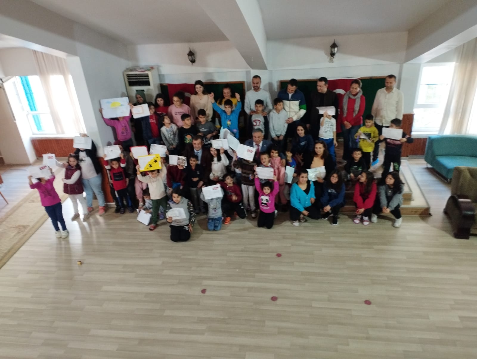 Karnelere bakıldı,hediyeler verildi... Çocuklarımızın sağlıklı gelişmeleri, eğitimlerini tamamlayarak hedeflerindeki mesleğe sahip bireyler olmaları en önemli amacımız. Bütün çocuklarımızı tebrik ediyoruz.😊🐞🧿