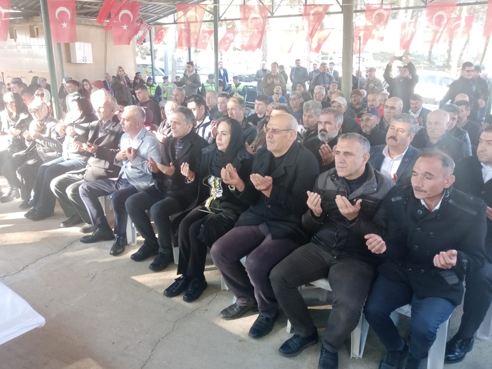 Şehidimiz Jandarma Uzman Çavuş Durmuş Tek'in sene-i devriyesi dolayısıyla düzenlenen mevlid programına il müdürümüz ile katıldık.Aziz şehidimizin ruhu şad olsun.