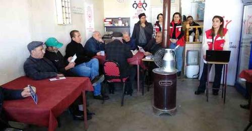 Yozgat'ın Yerköy ilçesine bağlı Sekili köyünde kahvehane ziyareti gerçekleştiren Aile ve Sosyal Hizmetler İl Müdürlüğünde görevli personeller vatandaşlara, erken yaşta ve zorla evliliklerin nedenleri, etkileri ve önlenmesi gibi konular hakkında bilgiler verdi.