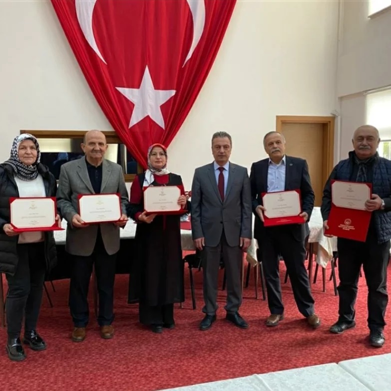 İl Müdürümüz İbrahim BAŞ' teşekkür belgelerini taktim etti.