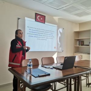 İskenderun Gaziye Hatun Kız Öğrenci Yurdu’nda kalmakta olan öğrencilere ‘’Aile İçi İletişimin Temel Unsurları” konulu seminer verildi. - fotoğraf 1