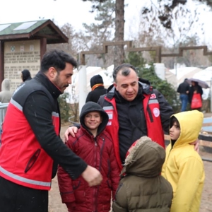 İl Müdürümüz Sn. Muzaffer AKÇAM'dan Depremzedeler İçin Kurulan Çadırlara Ziyaret - fotoğraf 1