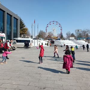 Bakanımız Derya Yanık: “Deprem bölgesindeki tip-1 diyabet hastası çocuklarımız için ilk etapta 1000 adet kola takılan sensörlü glikoz ölçüm cihazı dağıtacağız” - fotoğraf 2