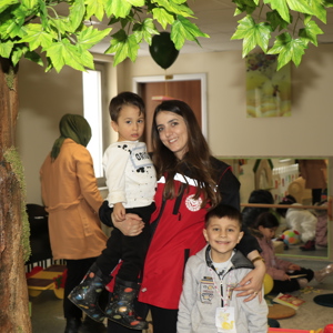 Depremden etkilenerek şehrimize gelen ve  KYK yurtlarımızda kalan aileler ve çocukları için oluşturduğumuz, etkinlik ve oyun alanlarımızda çocuklarımız doyasıya eğlendi. - fotoğraf 2