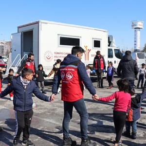 Bakanımız Derya Yanık: “Deprem bölgesindeki tip-1 diyabet hastası çocuklarımız için ilk etapta 1000 adet kola takılan sensörlü glikoz ölçüm cihazı dağıtacağız” - fotoğraf 4