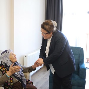 Bakanımız Derya Yanık Depremzedeleri Ziyaret Etti - fotoğraf 5