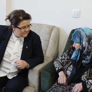 Bakanımız Derya Yanık Depremzedeleri Ziyaret Etti - fotoğraf 6