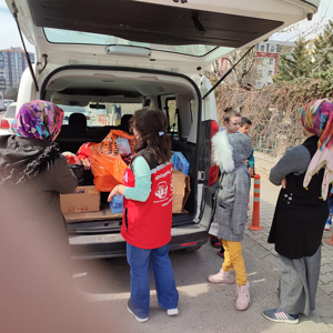 Psikososyal destek ekiplerimiz, depremzede vatandaşlarımızın talep ve ihtiyaçlarını dinlemeye, çocuklarımız için etkinlikler oluşturmaya devam ediyor.   - fotoğraf 2