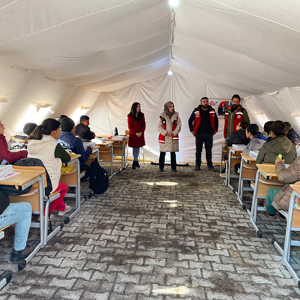 Psikososyal destek ekiplerimiz, depremzede vatandaşlarımızın talep ve ihtiyaçlarını dinlemeye, çocuklarımız için etkinlikler oluşturmaya devam ediyor.   - fotoğraf 1