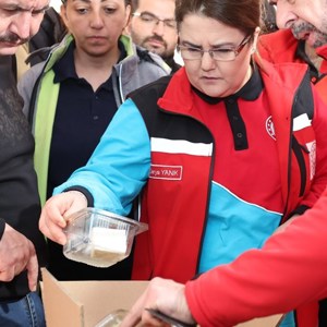 Aile ve Sosyal Hizmetler Bakanımız Derya Yanık Hatay'da Depremzedeleri Ziyaret Etti - fotoğraf 20