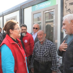 Aile ve Sosyal Hizmetler Bakanımız Derya Yanık Kahramanmaraş’ta Depremzedeleri Ziyaret Etti - fotoğraf 2