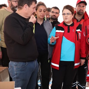 Aile ve Sosyal Hizmetler Bakanımız Derya Yanık Hatay'da Depremzedeleri Ziyaret Etti - fotoğraf 19