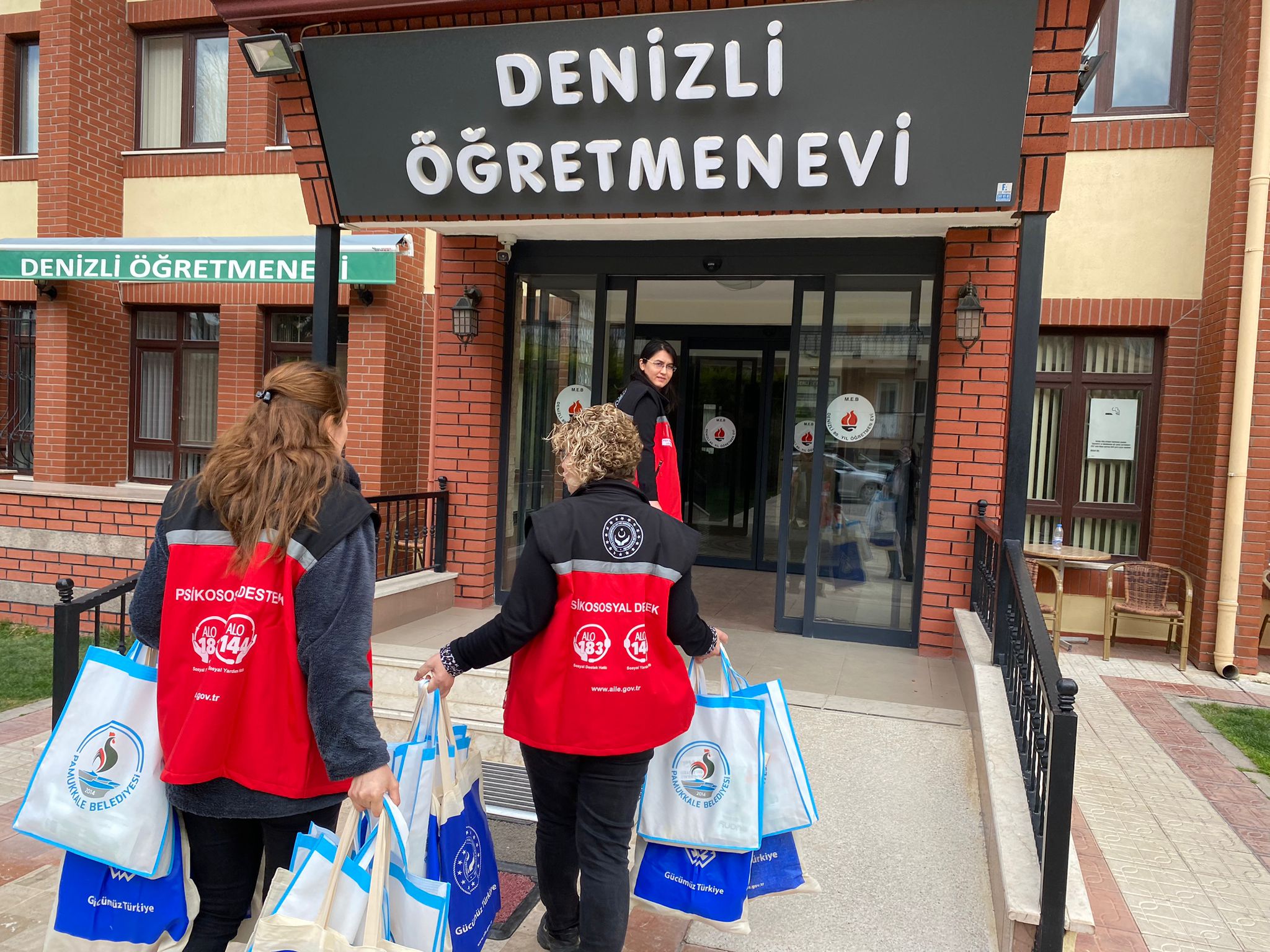 8 Mart Dünya Kadınlar Günü vesilesiyle Aile ve Sosyal Hizmetler İl Müdürlüğümüzce depremzede kadınlarımıza yönelik Moral Ziyaretleri gerçekleştirilmiştir