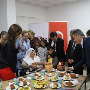 DEPREMDEN ETKİLENEN VATANDAŞLARIMIZIN YANINDA OLMAYA DEVAM EDİYORUZ - fotoğraf 4