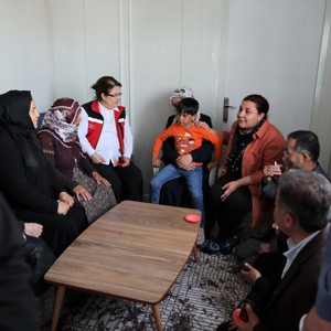 Bakanımız Derya Yanık Adıyaman'da Çadır Kentteki Kadın Kooperatifi İş Atölyesini Ziyaret Etti - fotoğraf 12