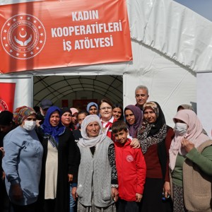 Bakanımız Derya Yanık Adıyaman'da Çadır Kentteki Kadın Kooperatifi İş Atölyesini Ziyaret Etti - fotoğraf 1