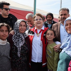 Bakanımız Derya Yanık Adıyaman'da Çadır Kentteki Kadın Kooperatifi İş Atölyesini Ziyaret Etti - fotoğraf 3