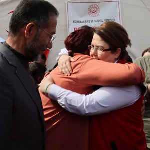 Bakanımız Derya Yanık Adıyaman'da Çadır Kentteki Kadın Kooperatifi İş Atölyesini Ziyaret Etti - fotoğraf 5