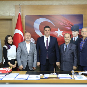  SAĞLIKSEN şube başkanı Halil İbrahim İçoğlu ve yönetim kurulu üyeleri ile birlikte İl Müdürümüz Serdar Demirci’yi makamında ziyaret ederek hayırlı olsun temennisinde bulundular. - fotoğraf 1