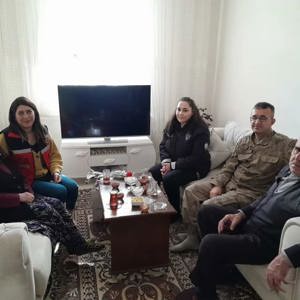 8 Mart Dünya Kadınlar Günü münasebetiyle depremzede aileler ve şehit anneleri ziyaret edildi - fotoğraf 6