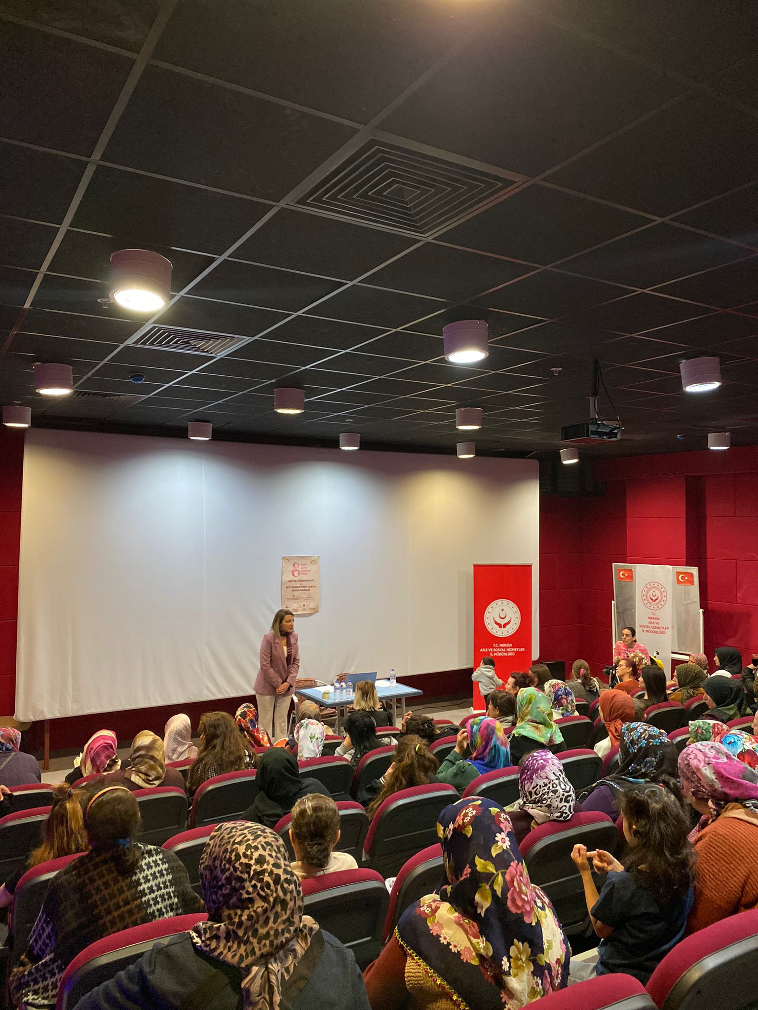 8 Mart Dünya Kadınlar Günü'nde, KYK'da kalan depremden etkilenen kadınlarımıza,klinik psikologlarımız tarafından"Psikososyal Destek Semineri" düzenlendi. 