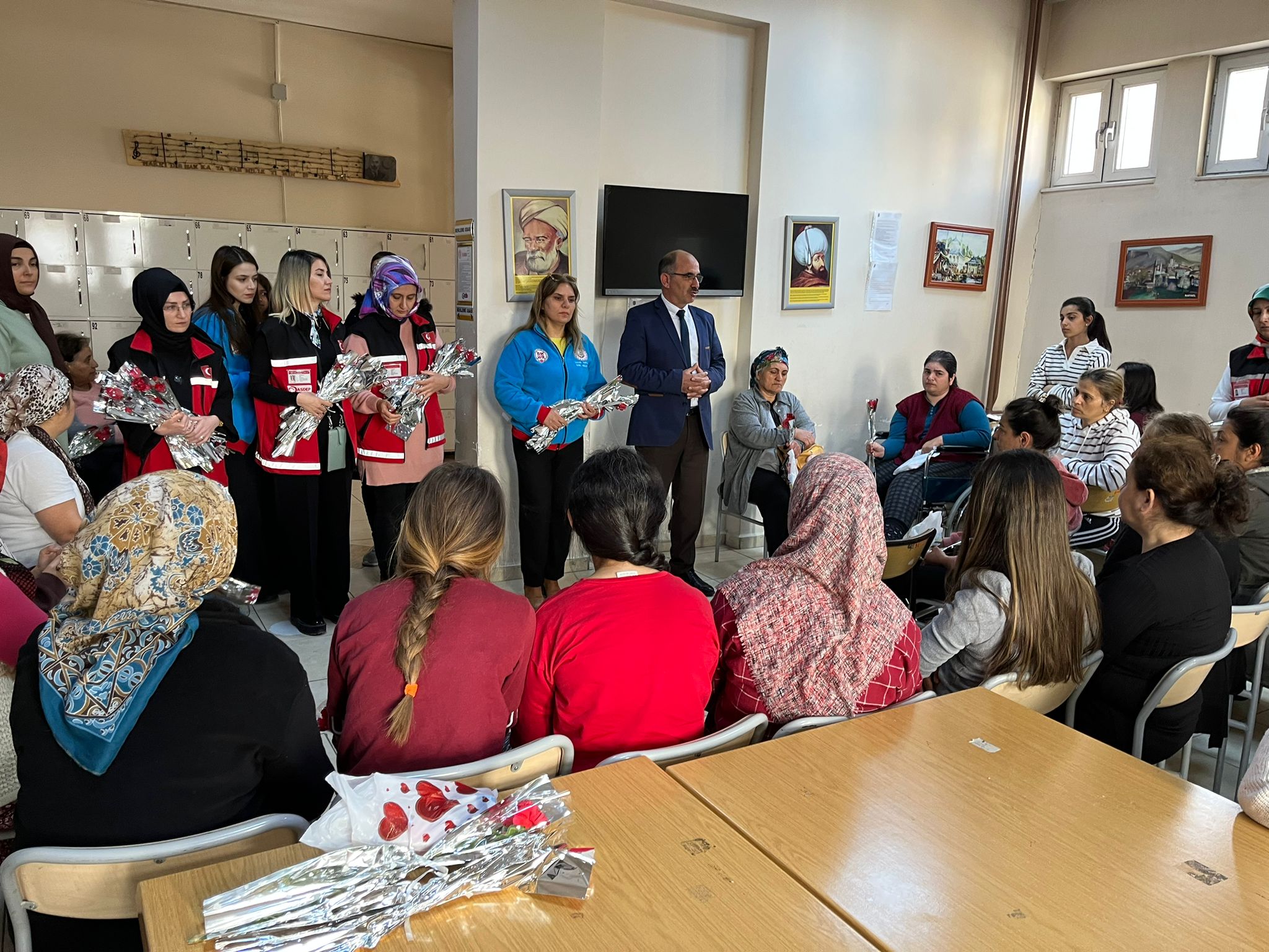 Mut SHM, KYK'da bulunan depremden etkilenen kadın vatandaşlarımızı ziyaret ederek 8 Mart Dünya Kadınlar Günü'nü kutladılar.