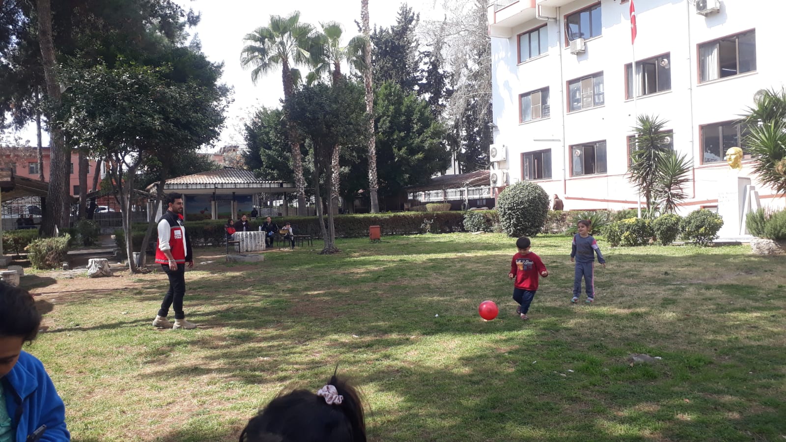 Depremden etkilenen vatandaşlarımızın psikolojik ve sosyal ihtiyaçlarını karşılamak adına sunduğumuz #PsikoSosyalDestek hizmetimize ara vermeden devam ediyoruz.   