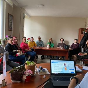 Asrın felaketinin yaralarını sarmak, psikolojik ve sosyal çalışmalarımızı sürdürmek üzere 4.Grup Psikososyal destek ekibimiz hazırlık toplantısı yaparak Malatya İline yola çıkmıştır. - fotoğraf 2