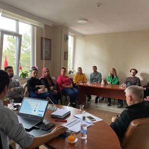 Asrın felaketinin yaralarını sarmak, psikolojik ve sosyal çalışmalarımızı sürdürmek üzere 4.Grup Psikososyal destek ekibimiz hazırlık toplantısı yaparak Malatya İline yola çıkmıştır. - fotoğraf 3
