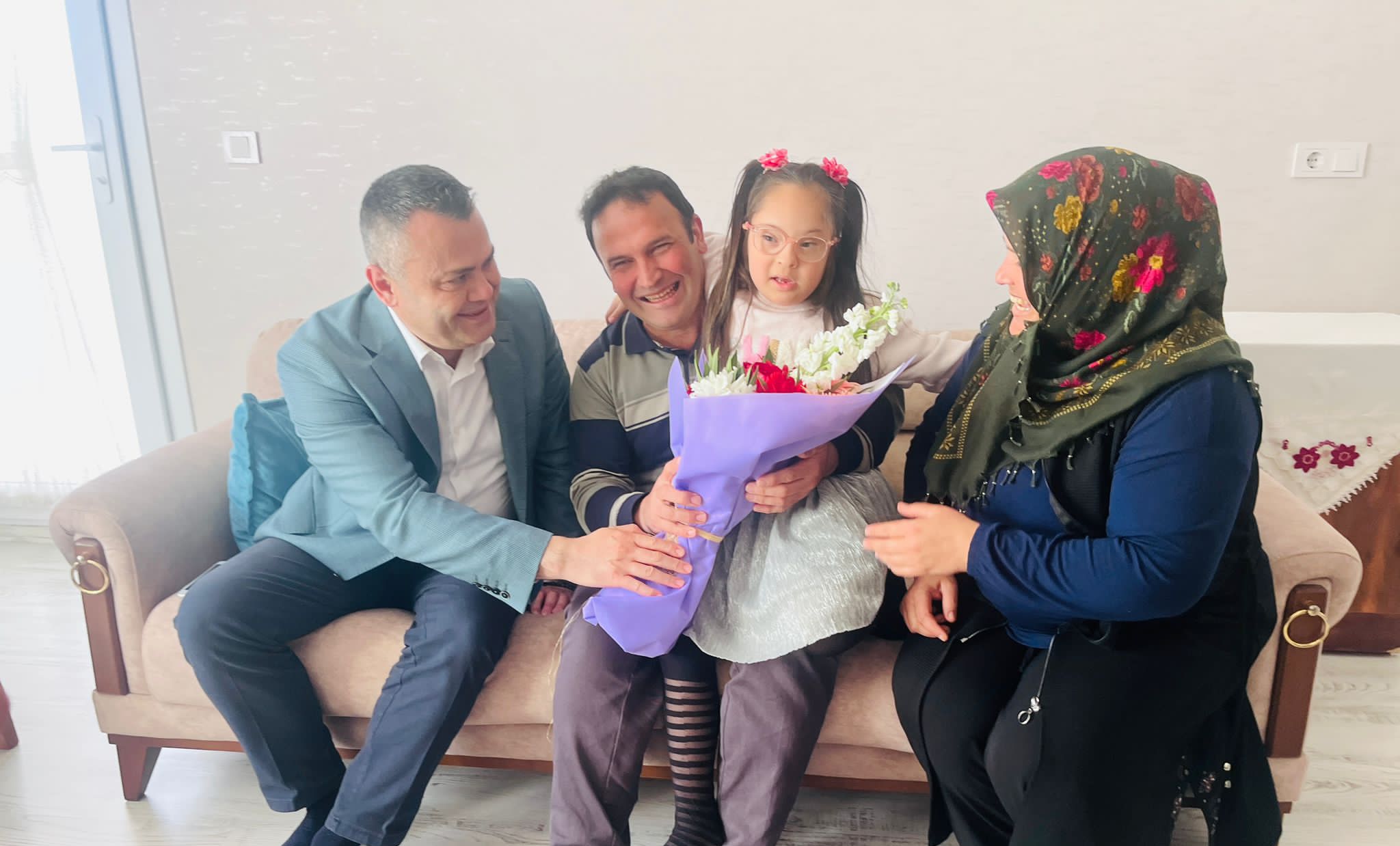 Dünya Farklılıklarla Güzel... #TarsusSHM,ilçe kaymakamımızla hayatımıza katılan, +1 değerimiz olan özel çocuğumuzu ziyaret etti. 
