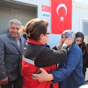 Bakanımız Derya Yanık Malatya’da Depremzedeleri Ziyaret Etti - fotoğraf 4