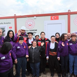 Bakanımız Derya Yanık Malatya’da Depremzedeleri Ziyaret Etti - fotoğraf 12