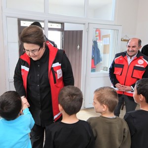 Bakanımız Derya Yanık Malatya’da Depremzedeleri Ziyaret Etti - fotoğraf 18