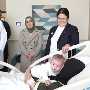 “Mucize Bebek” Bakanımız Derya Yanık Tarafından Annesine Teslim Edildi - fotoğraf 1