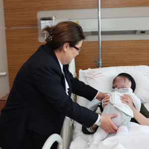 “Mucize Bebek” Bakanımız Derya Yanık Tarafından Annesine Teslim Edildi - fotoğraf 7