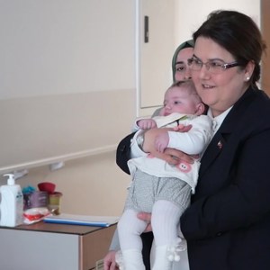“Mucize Bebek” Bakanımız Derya Yanık Tarafından Annesine Teslim Edildi - fotoğraf 4