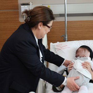 “Mucize Bebek” Bakanımız Derya Yanık Tarafından Annesine Teslim Edildi - fotoğraf 7