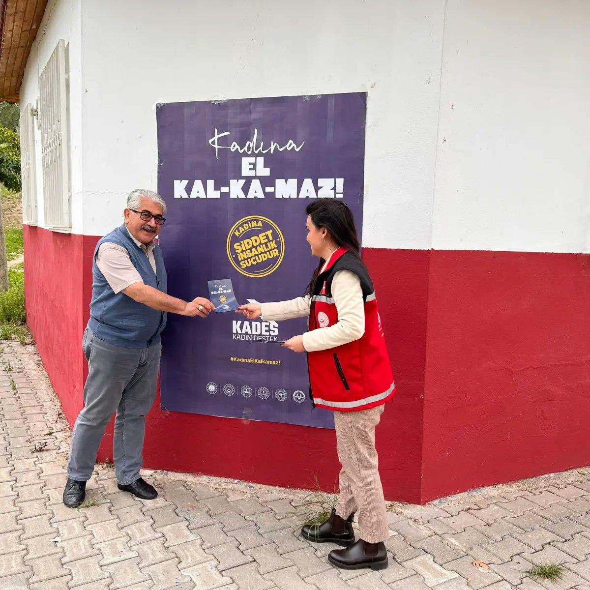İlçemize bağlı muhtarlıklara #KADES bilgilendirme afişleri asarak "Kadına El Kalkamaz" temalı broşür dağıtıldı.