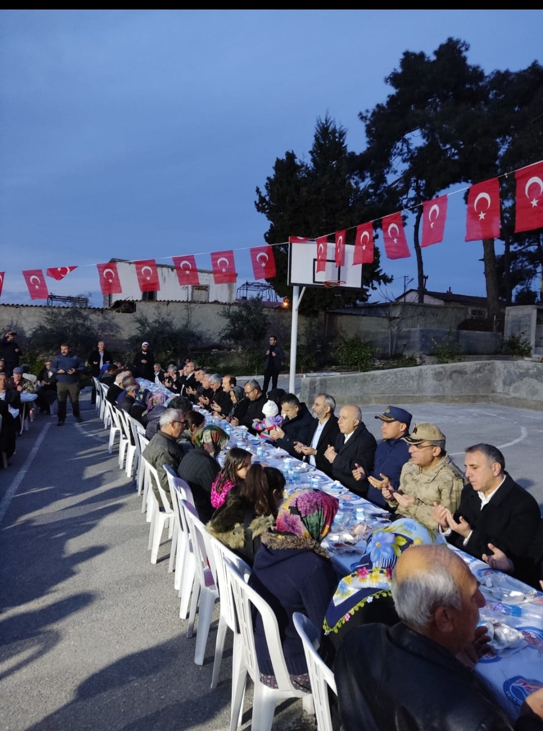 Samsun’da görevi başında geçirdiği trafik kazası sonucu Şehit olan Polis Memuru Mustafa Ata Traş için #Tarsus ilçemizde düzenlenen mevlid ve iftar programına Valimiz Sn.Ali Hamza Pehlivan ile katıldık.