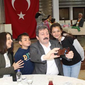 Sayın Valimiz Orhan TAVLI, her yıl Ramazan ayının 15. gününe denk gelen Yetimler Günü dolayısıyla çocuklarla iftar programında bir araya geldi.  - fotoğraf 3