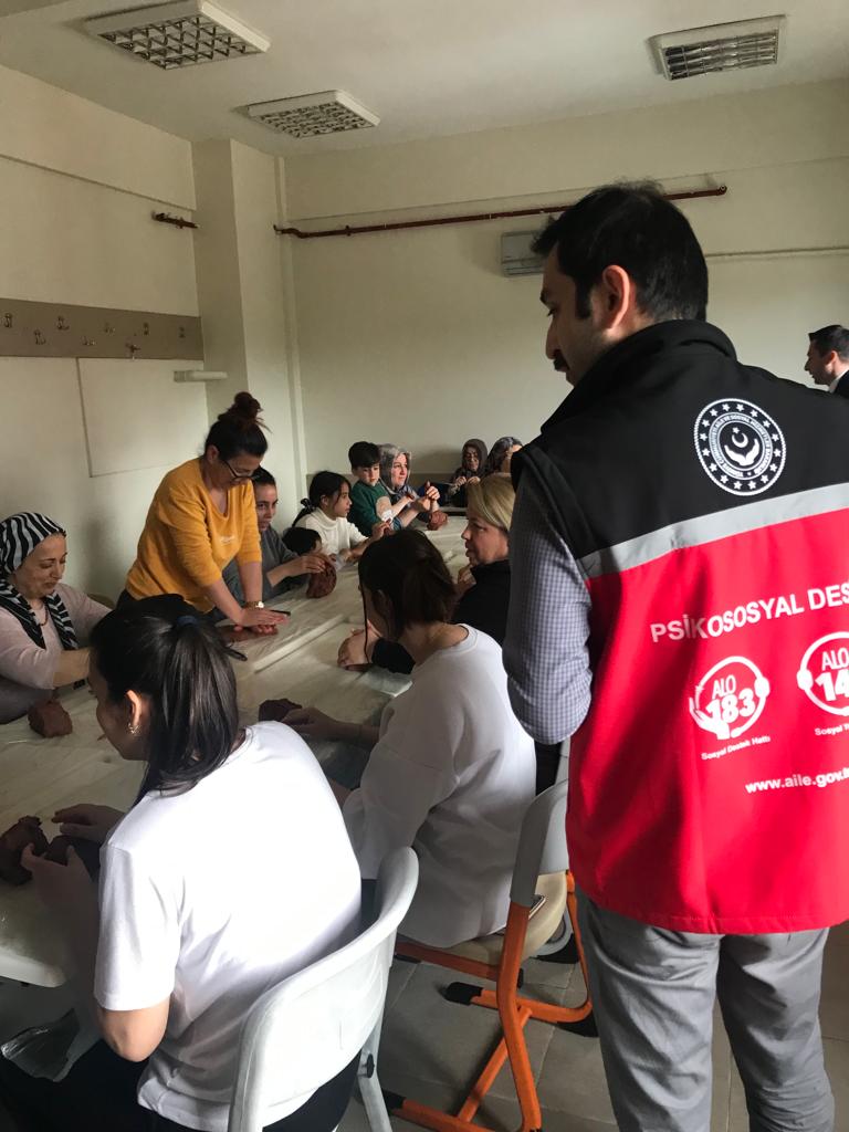 Depremden Etkilenen Çocuklar ve Ebeveynleri İle Bir arada Etkinlik Yaparak Birlikteliklerini , İletişim Becerilerini Geliştirmeye Yönelik Çalışmalar Gerçekleştirildi