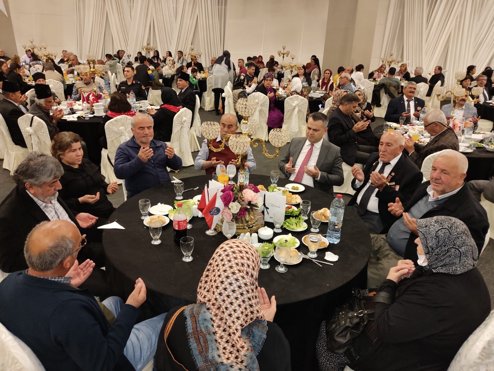 Tarsus Kaymakamlığı tarafından verilen iftar yemeğinde ilçe kaymakamımız, aziz şehitlerimizin aileleri ve kahraman gazilerimiz ile bir araya geldik. 