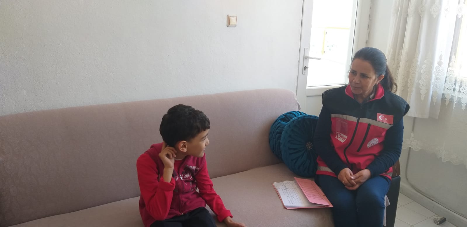 Depremin yaralarını sarmak amacıyla #PsikoSosyalDestek ekiplerimizle geleceğimizin teminatı olan çocuklarımızın bu zorlu süreci daha kolay atlatabilmeleri için tüm gücümüzle ve enerjimizle çalışıyoruz.